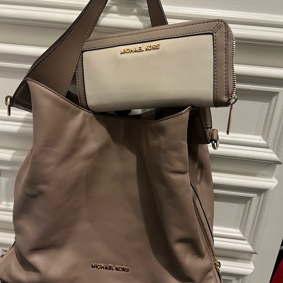 Michael Kors beige purse with zip around wallet - Picture 2 of 7